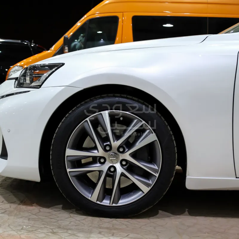 2018 لكزس آي إس 300