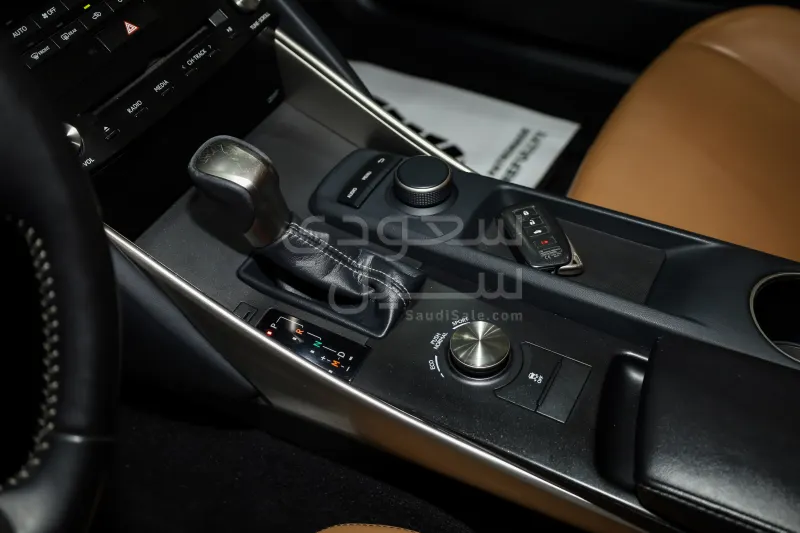 2018 لكزس آي إس 300