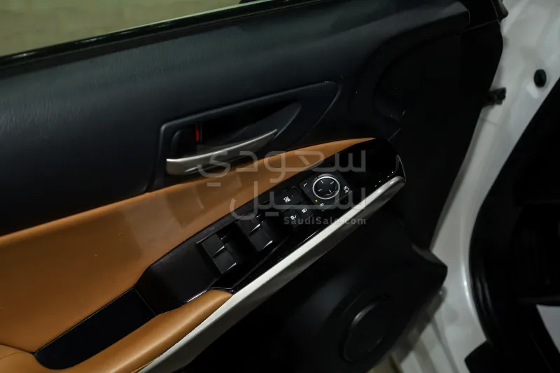 2018 لكزس آي إس 300