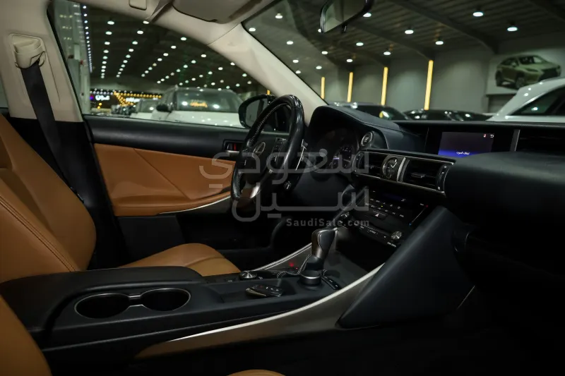 2018 لكزس آي إس 300