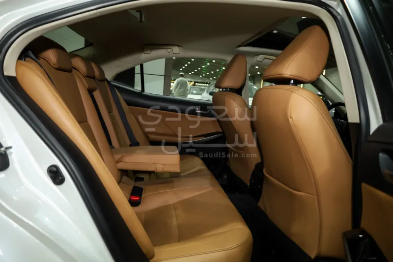 2018 لكزس آي إس 300