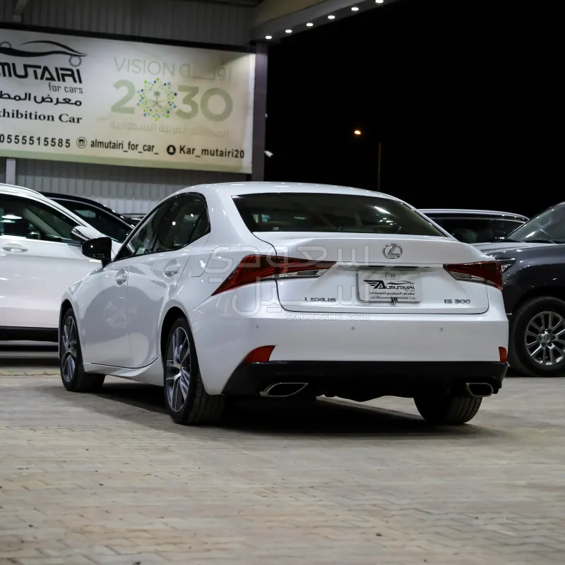 2018 لكزس آي إس 300