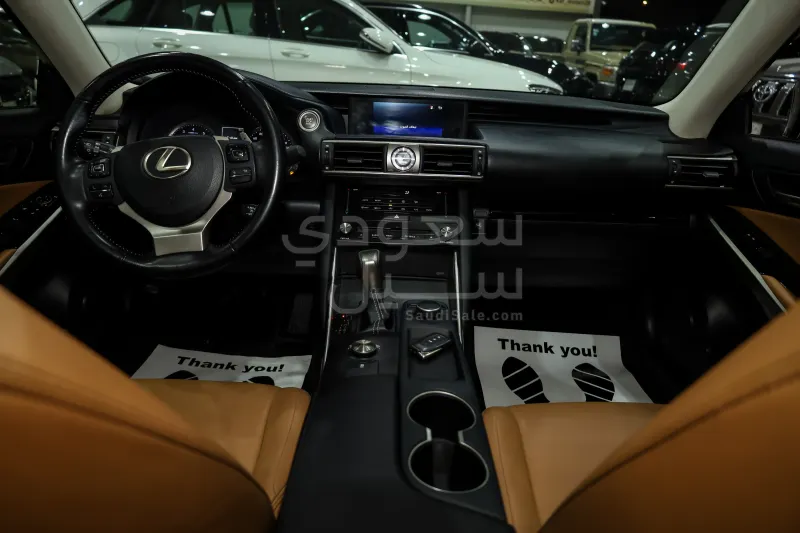 2018 لكزس آي إس 300
