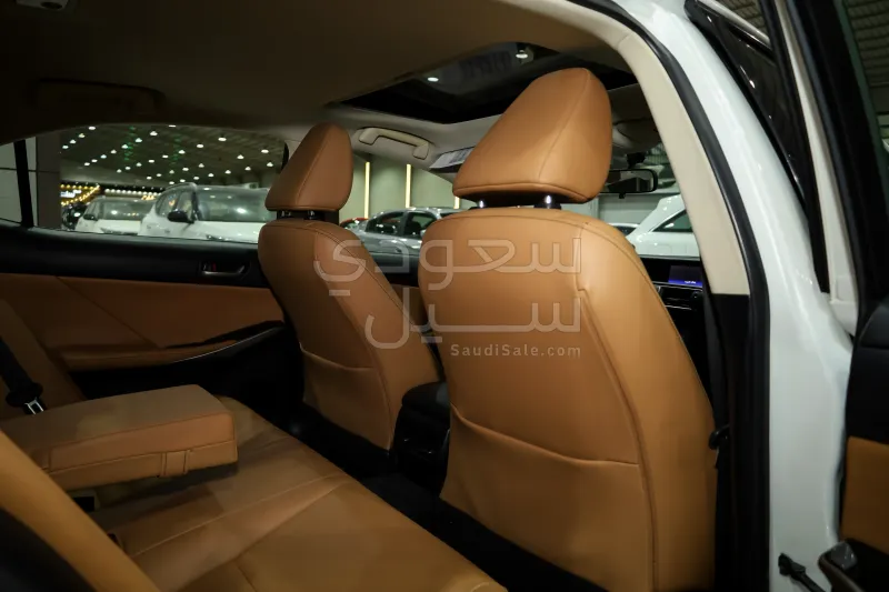 2018 لكزس آي إس 300