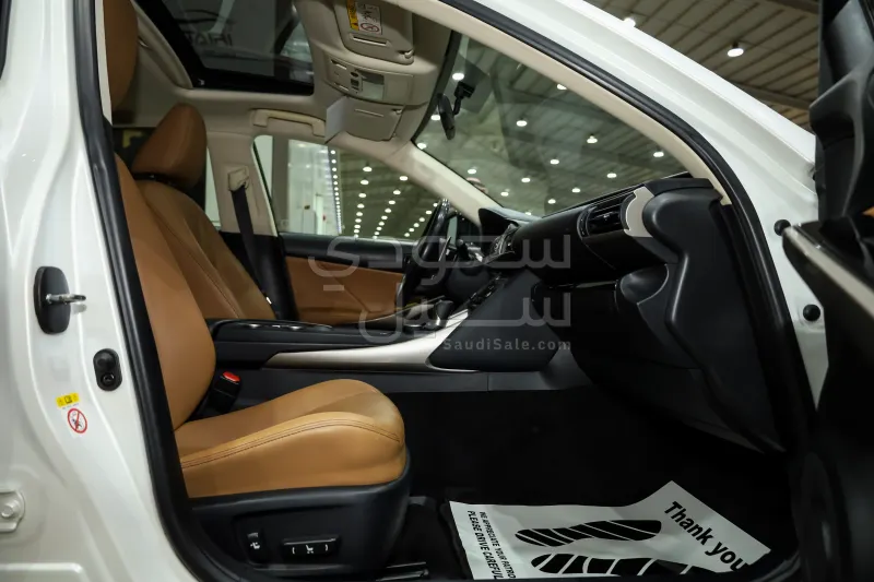 2018 لكزس آي إس 300