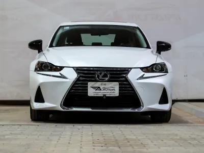 2018 لكزس آي إس 300
