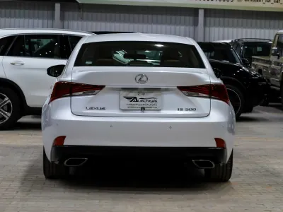 2018 لكزس آي إس 300