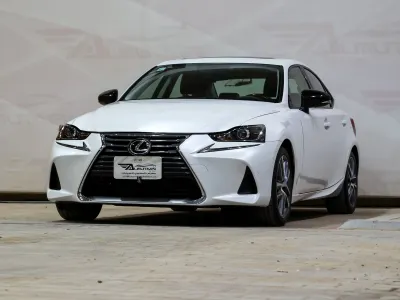 2018 لكزس آي إس 300