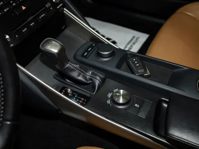 2018 لكزس آي إس 300