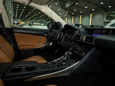 2018 لكزس آي إس 300