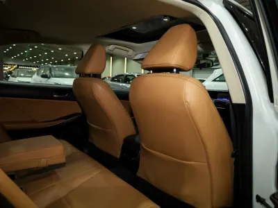 2018 لكزس آي إس 300