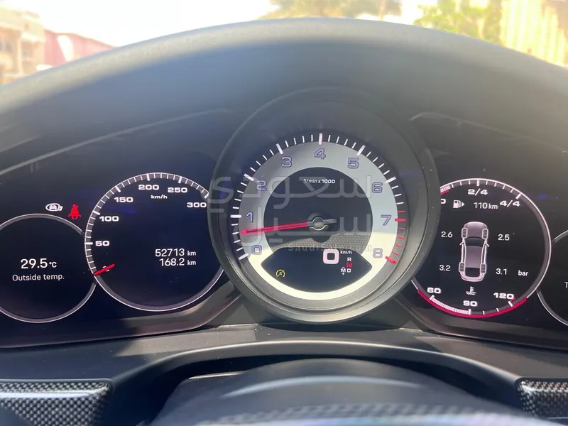 2022 بورش بانميرا بلاتينيوم