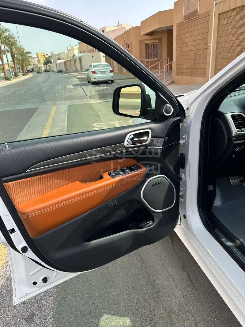 2018 جييب جراند شيروكي اس ار تي