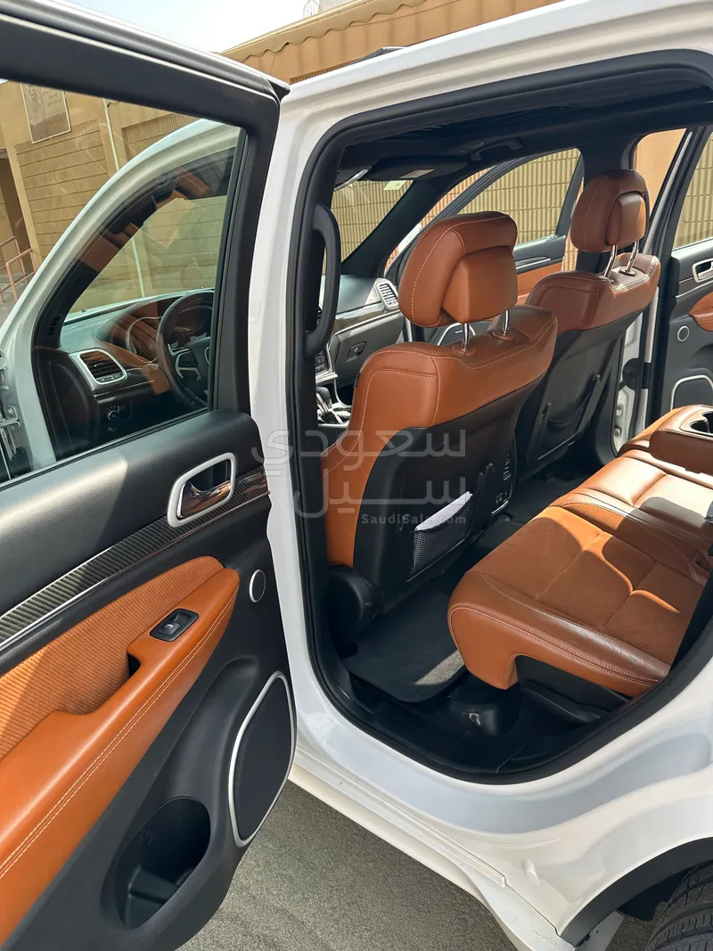 2018 جييب جراند شيروكي اس ار تي