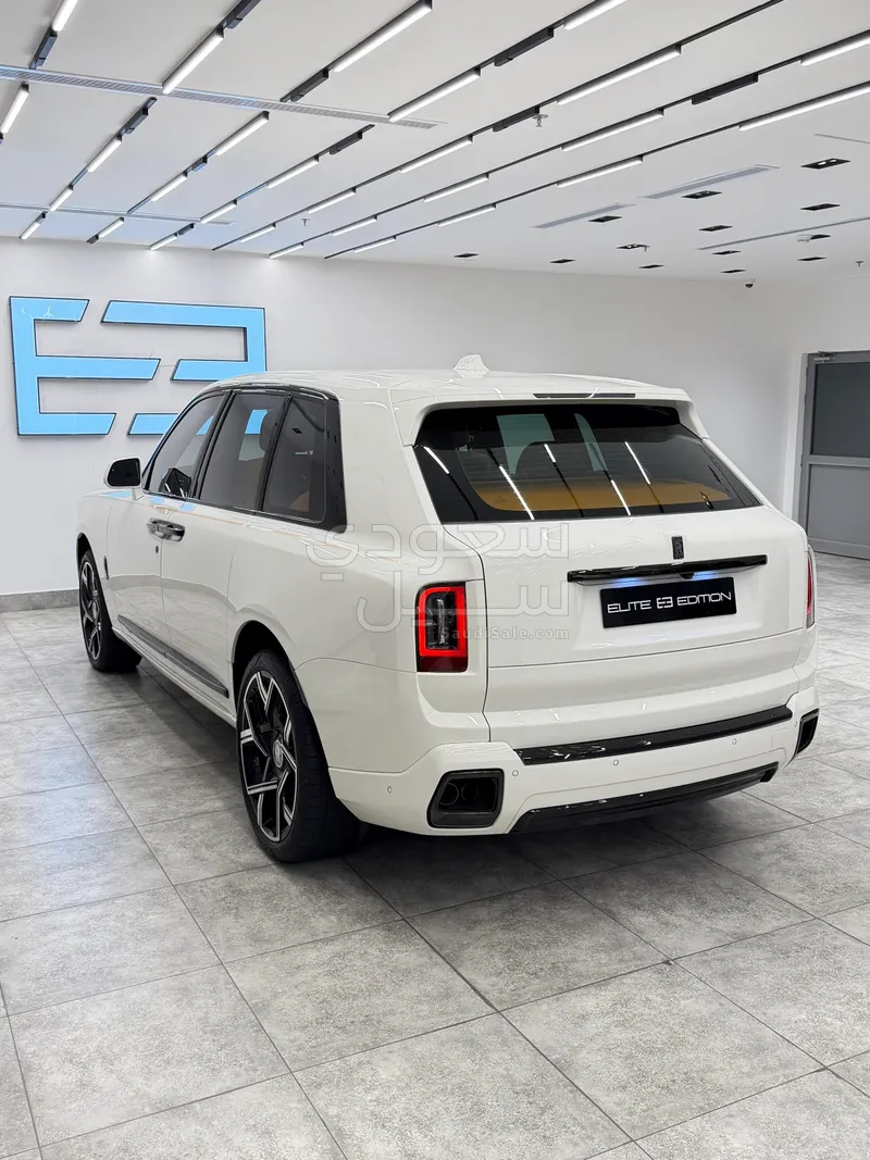 2025 رولز رويس كولينان بلاك بادج