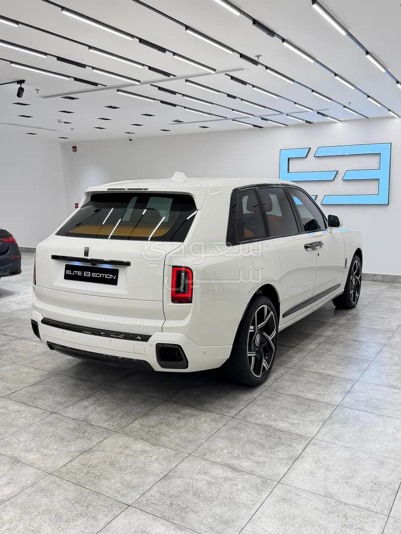 2025 رولز رويس كولينان بلاك بادج