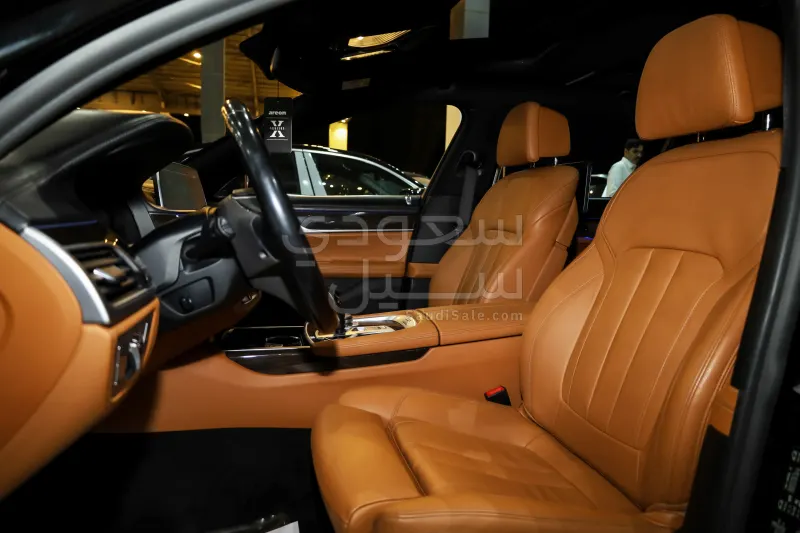 2021 بي ام دبليو الفئة السابعة 730 إل أي