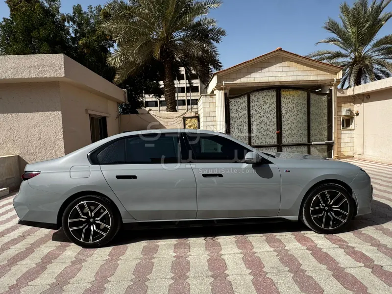 2024 بي ام دبليو الفئة السابعة 735 إل أي إنديفيجوال