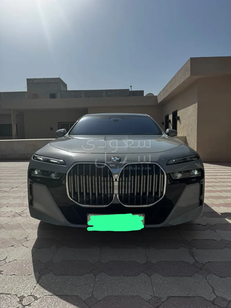 2024 بي ام دبليو الفئة السابعة 735 إل أي إنديفيجوال