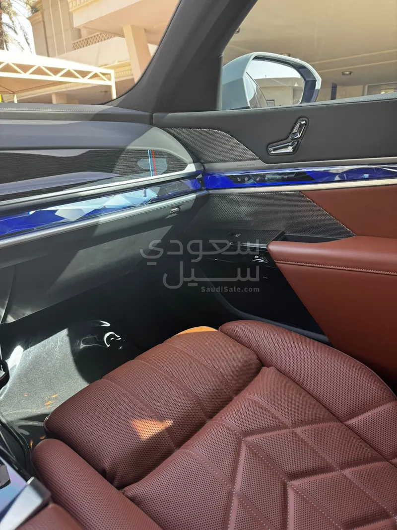 2024 بي ام دبليو الفئة السابعة 735 إل أي إنديفيجوال