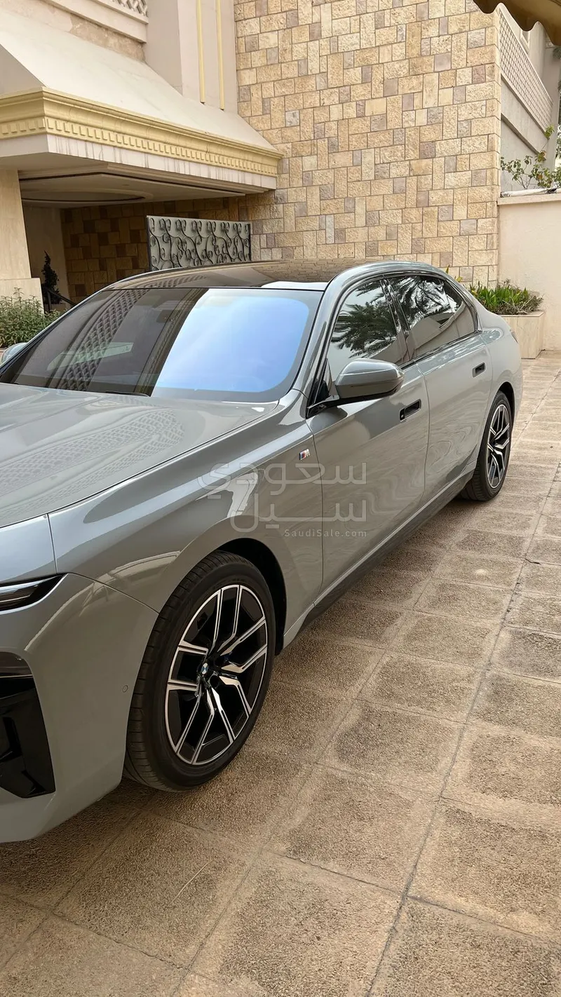 2024 بي ام دبليو الفئة السابعة 735 إل أي إنديفيجوال