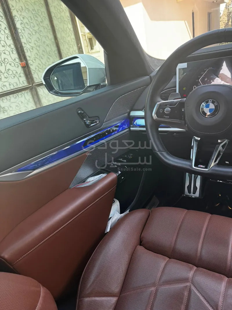 2024 بي ام دبليو الفئة السابعة 735 إل أي إنديفيجوال