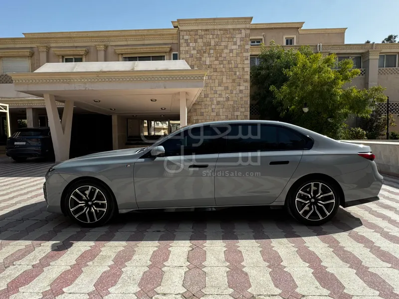 2024 بي ام دبليو الفئة السابعة 735 إل أي إنديفيجوال