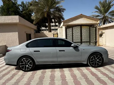 2024 بي ام دبليو الفئة السابعة 735 إل أي إنديفيجوال