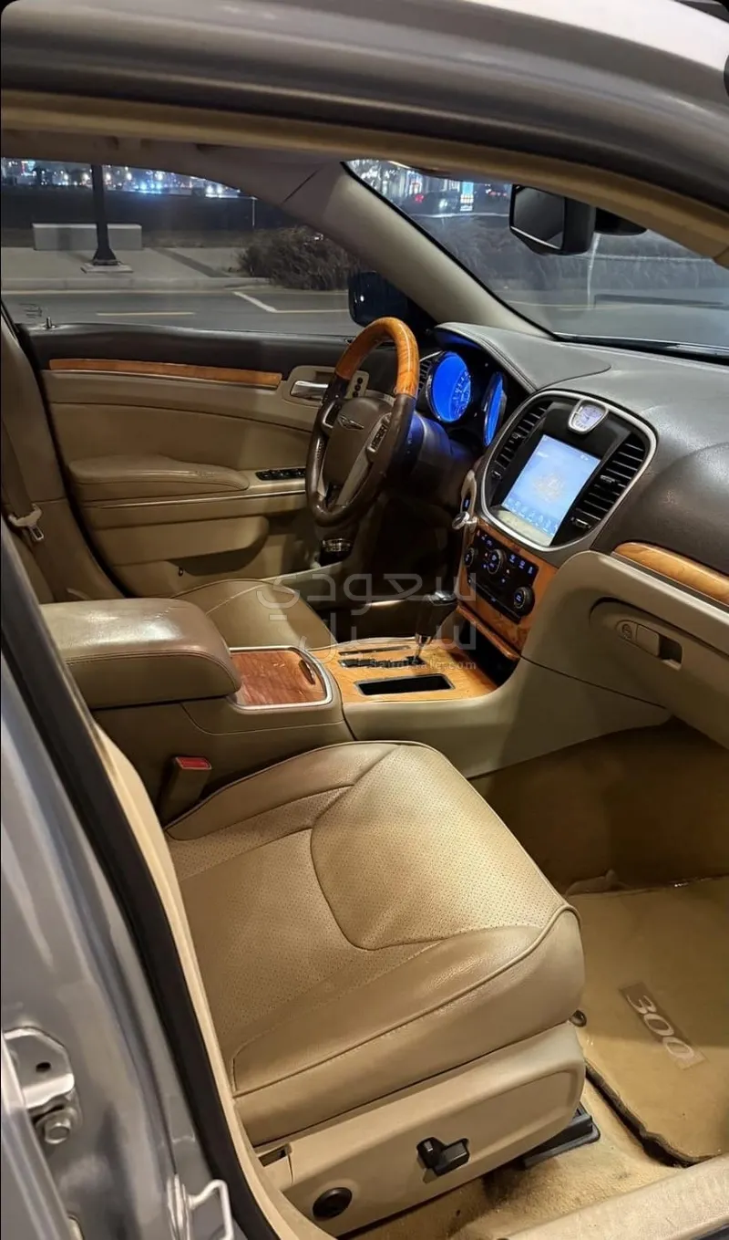 2013 كرايسلر 300 هيمى