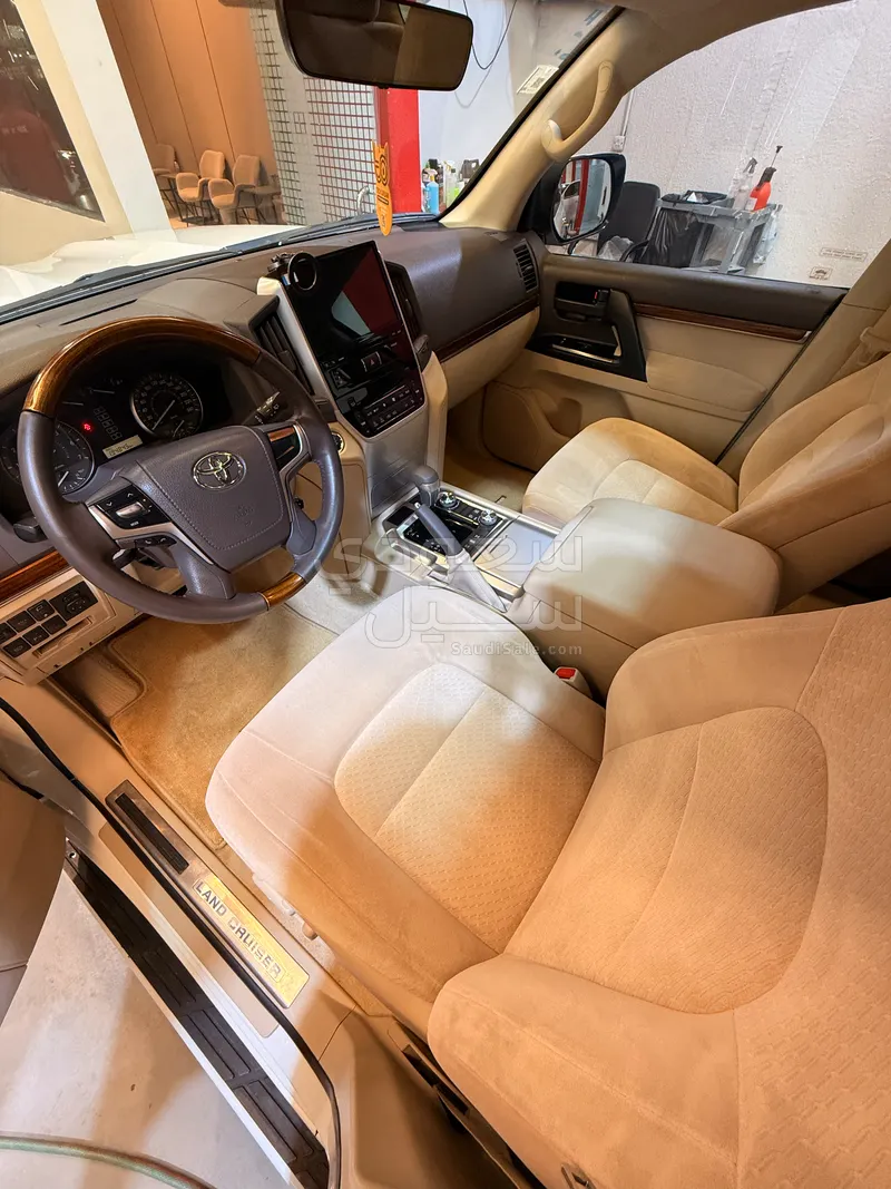 2018 تويوتا لاند كروزر جي اكس ار