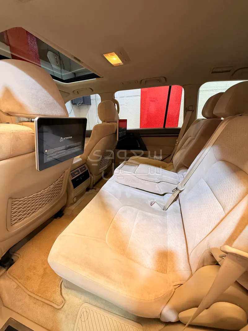 2018 تويوتا لاند كروزر جي اكس ار