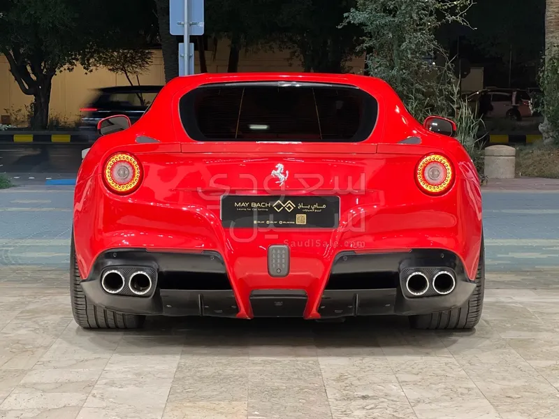 2016 فيراري اف 12 بيرلينيتا