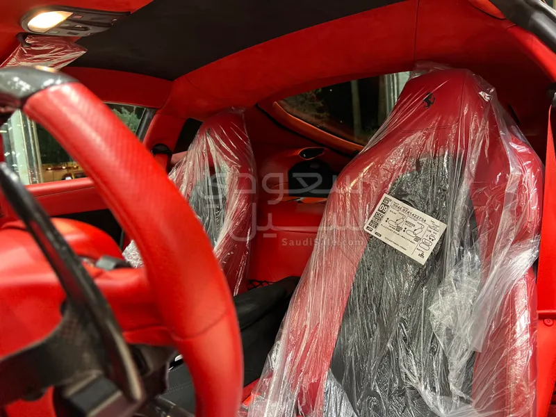 2016 فيراري اف 12 بيرلينيتا