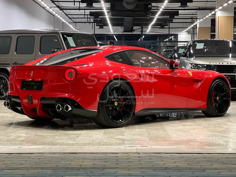 2016 فيراري اف 12 بيرلينيتا