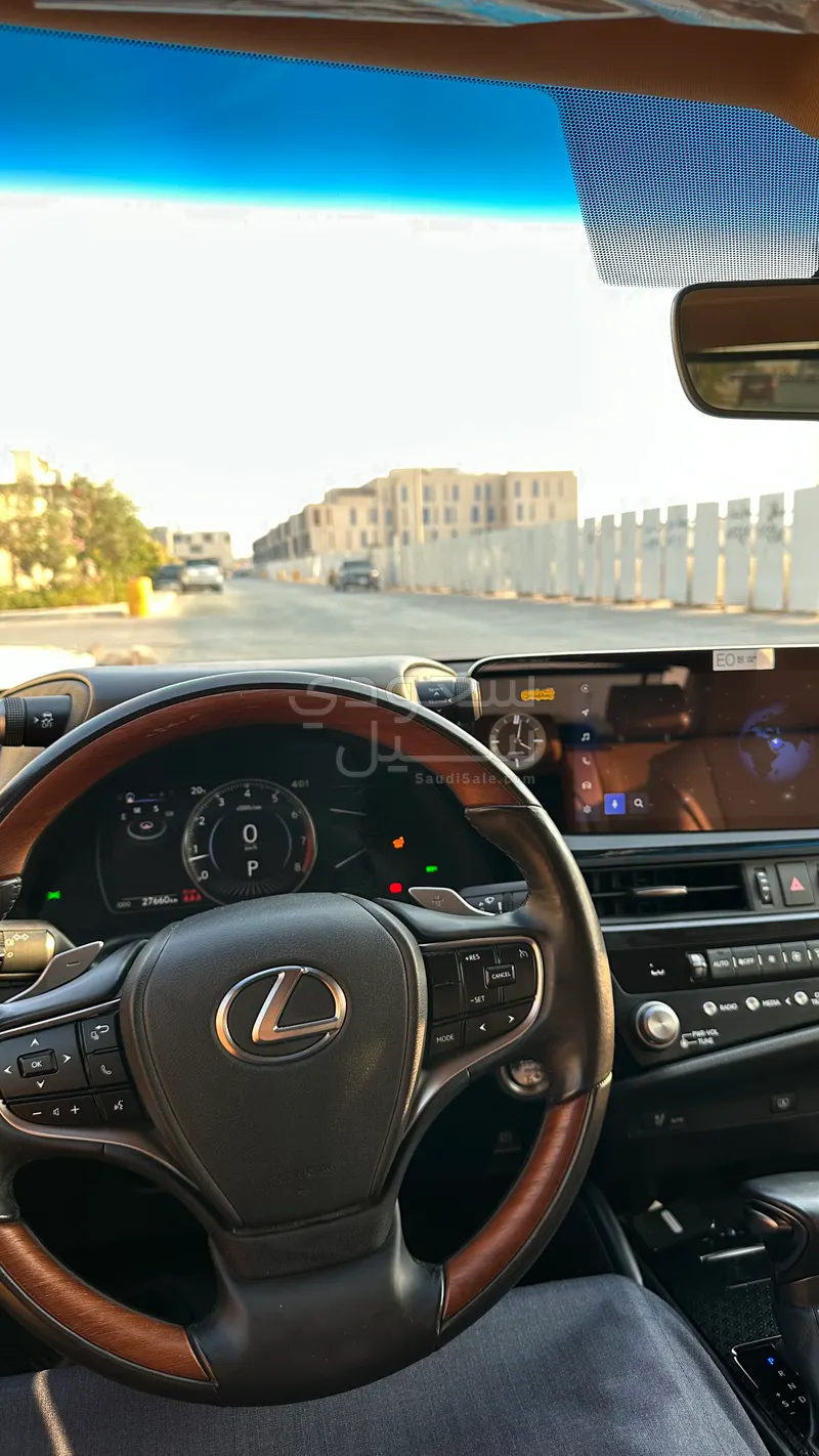 2024 لكزس إي إس 350