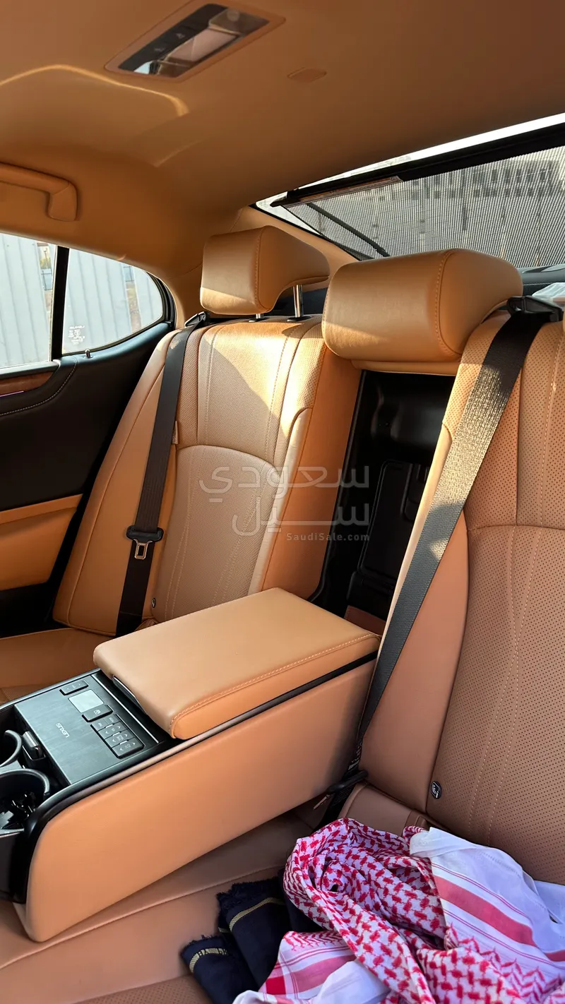 2024 لكزس إي إس 350