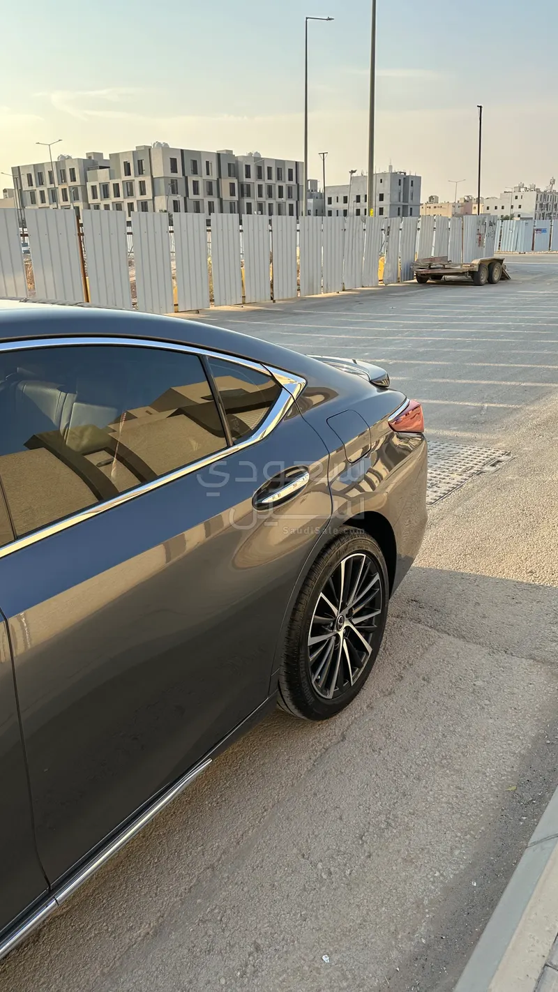 2024 لكزس إي إس 350