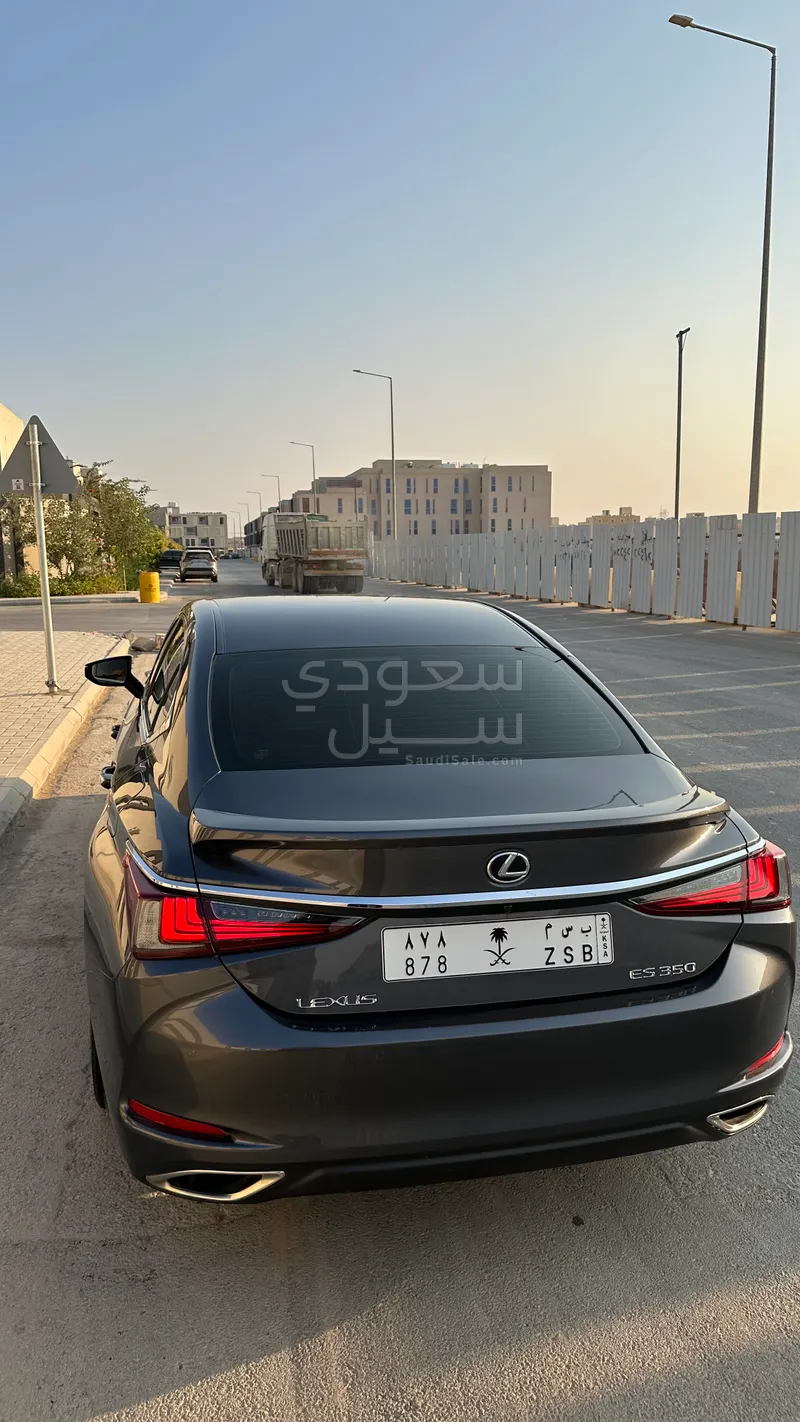 2024 لكزس إي إس 350