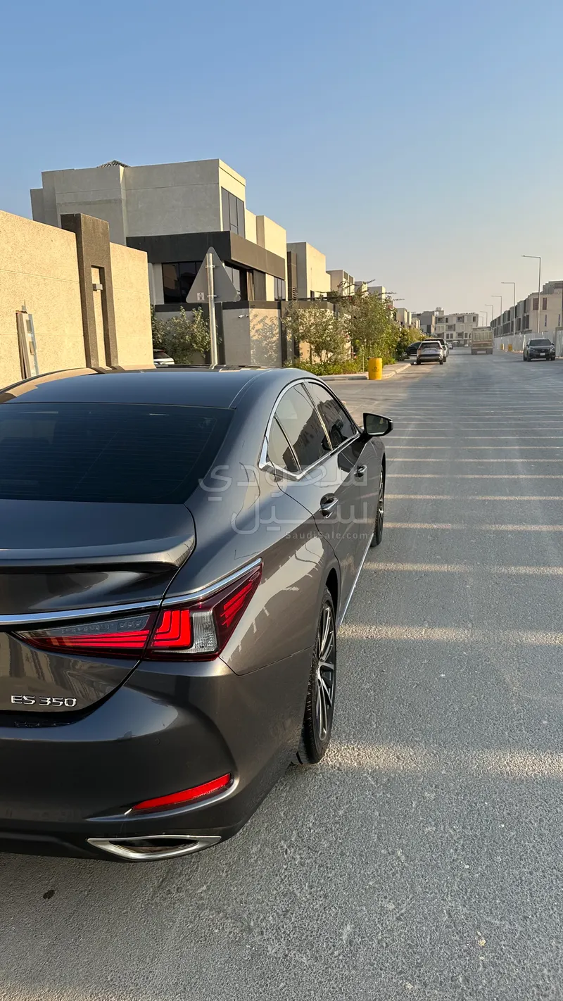2024 لكزس إي إس 350
