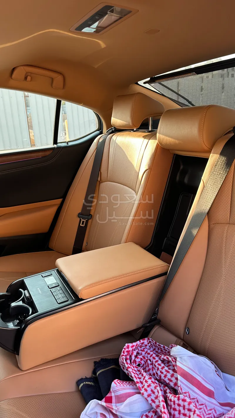 2024 لكزس إي إس 350