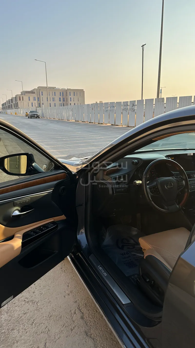 2024 لكزس إي إس 350