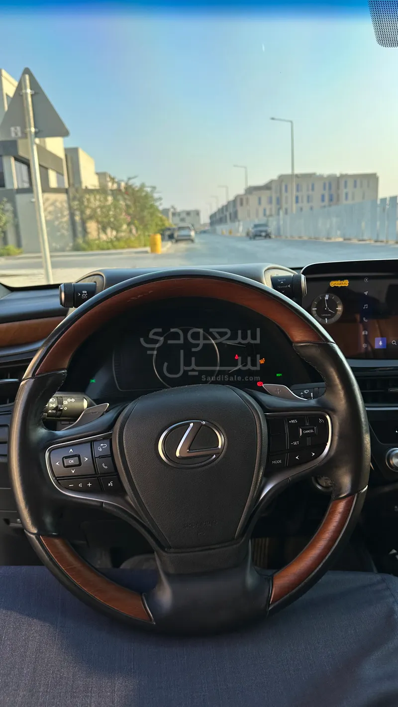 2024 لكزس إي إس 350