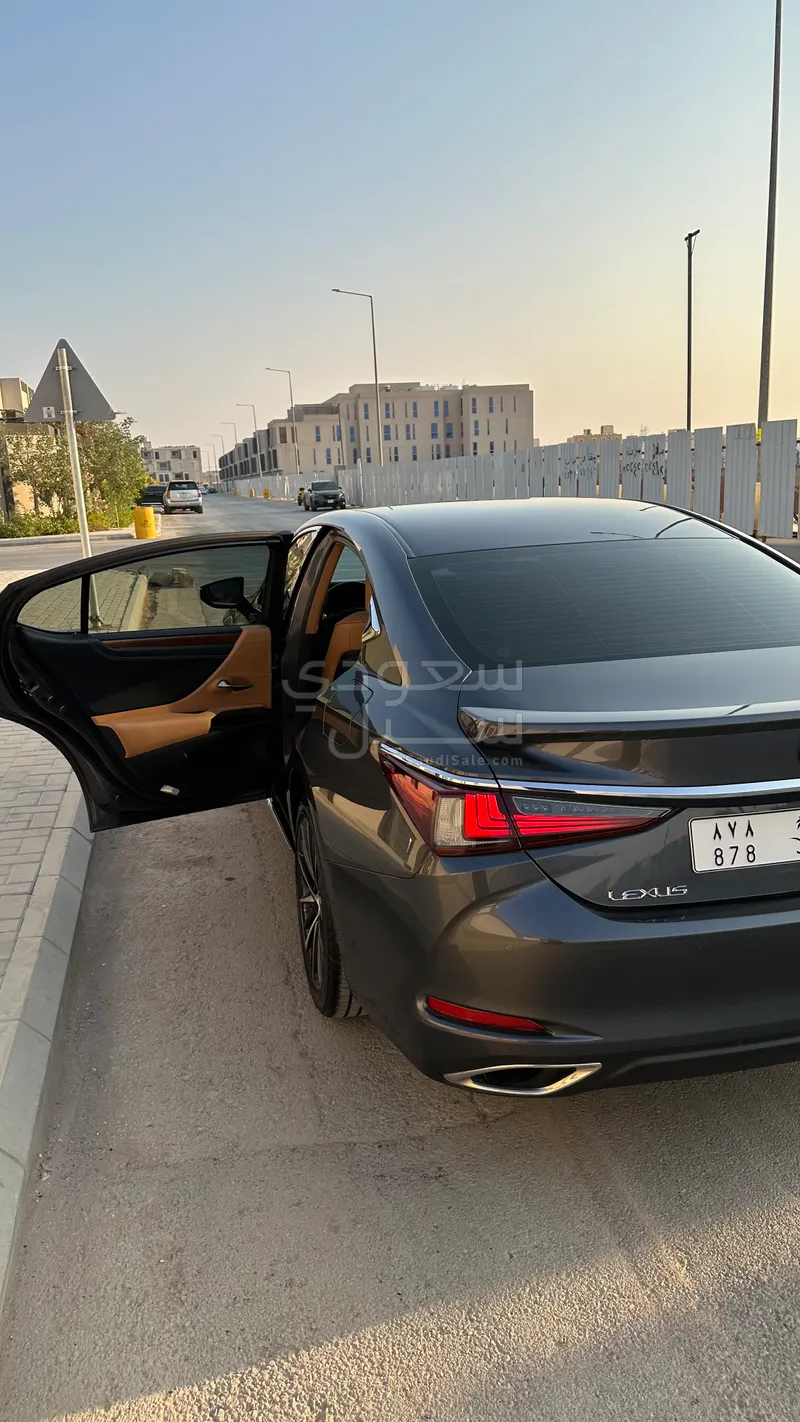 2024 لكزس إي إس 350