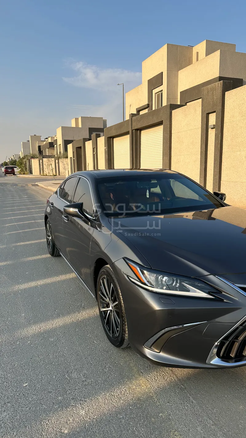 2024 لكزس إي إس 350