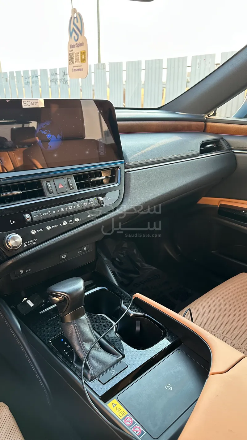 2024 لكزس إي إس 350