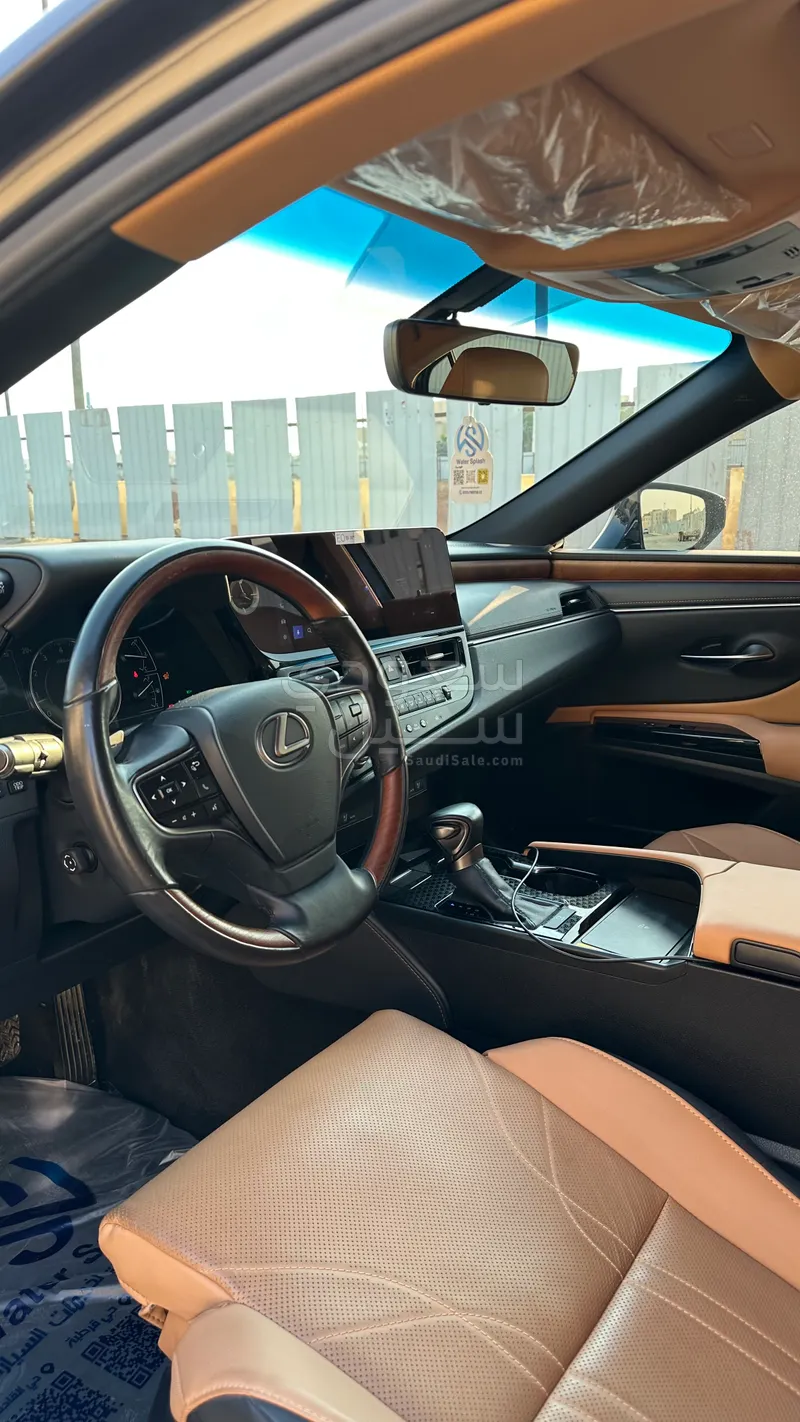 2024 لكزس إي إس 350