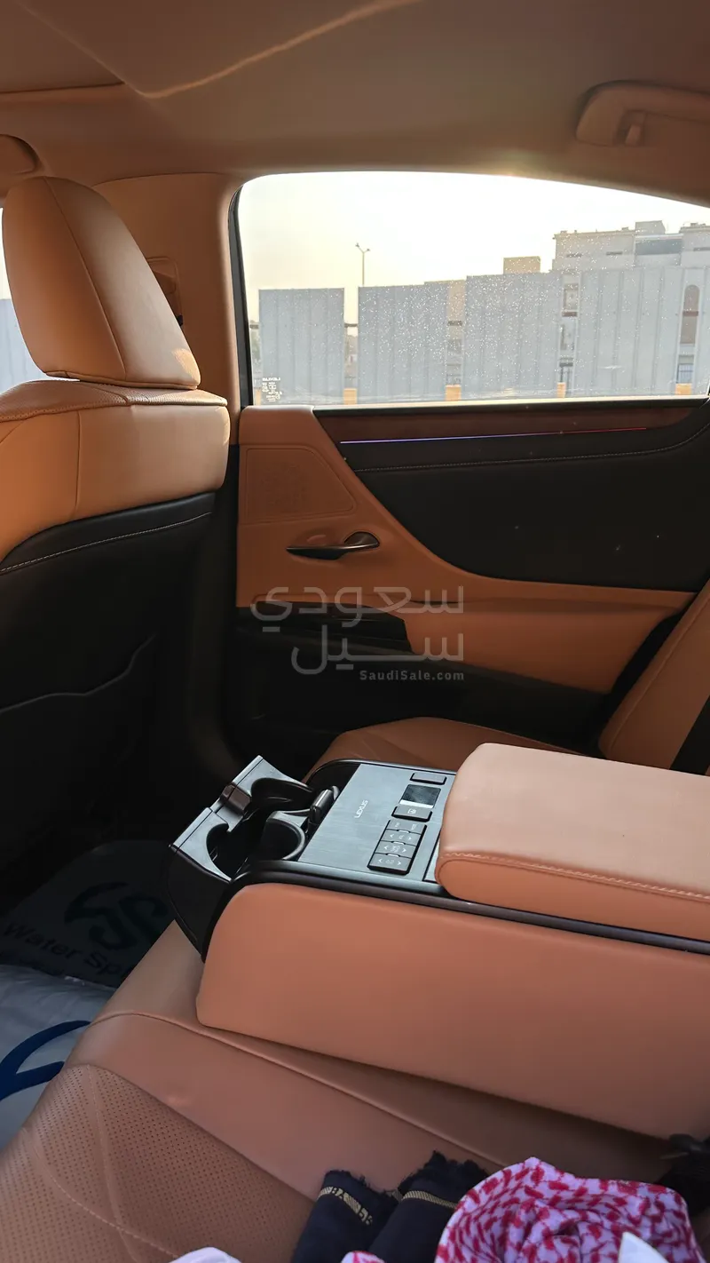 2024 لكزس إي إس 350