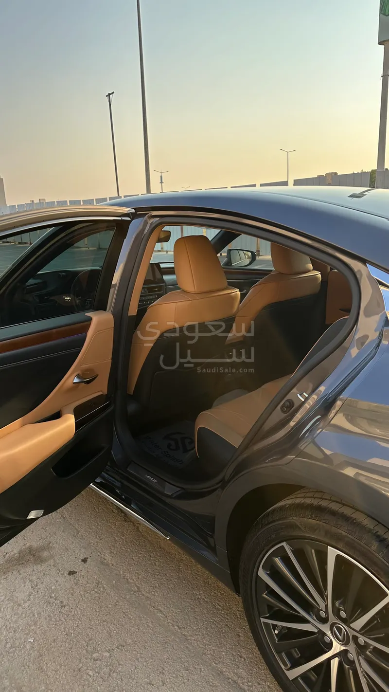 2024 لكزس إي إس 350