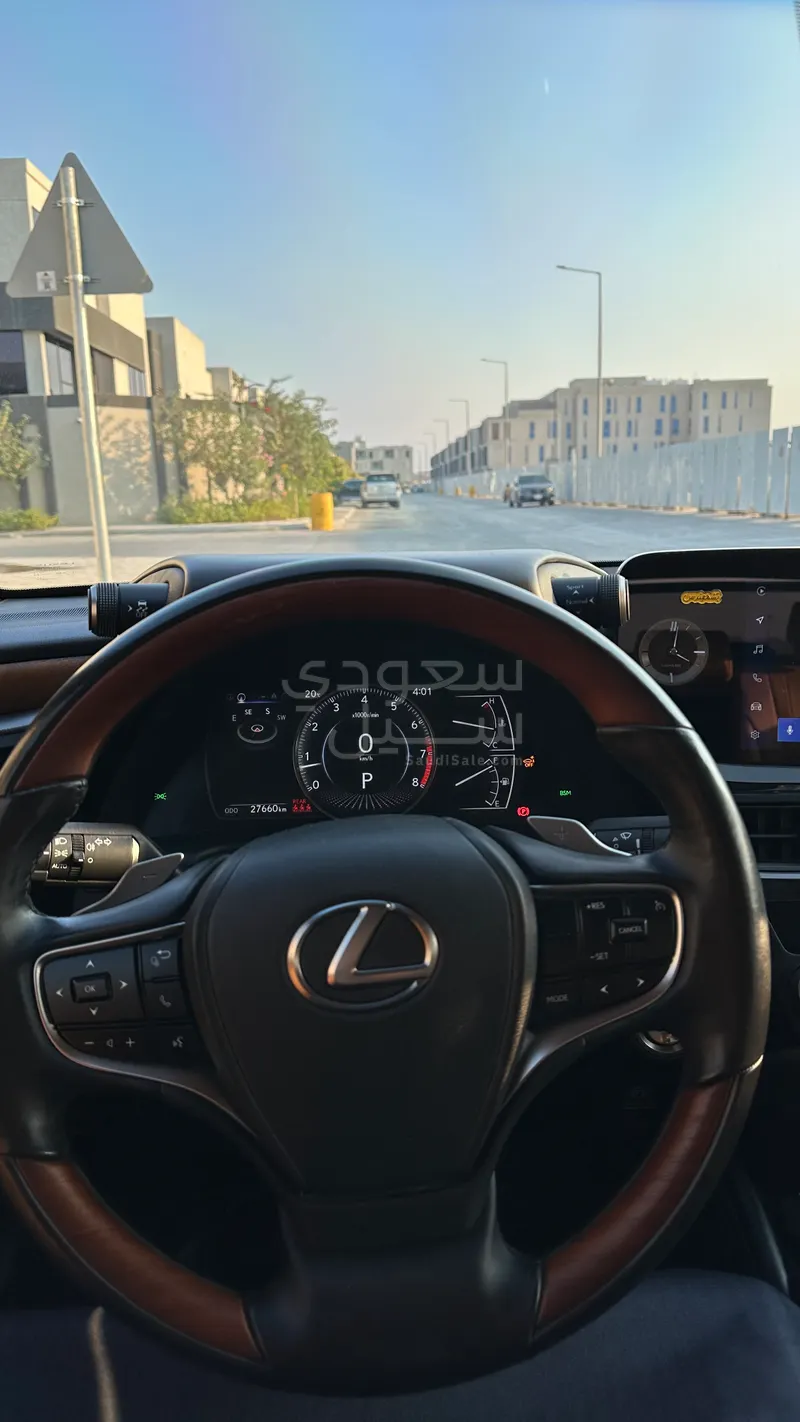 2024 لكزس إي إس 350