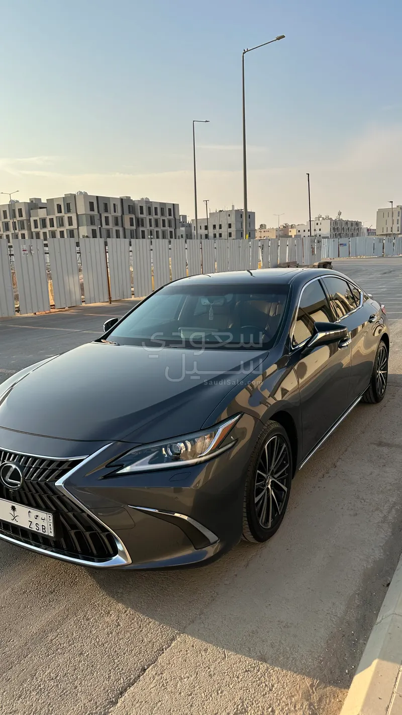 2024 لكزس إي إس 350